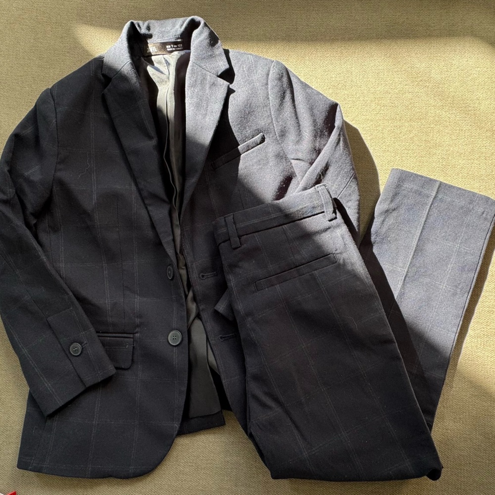 Zara boys size 7, navy blue slim fit suit.